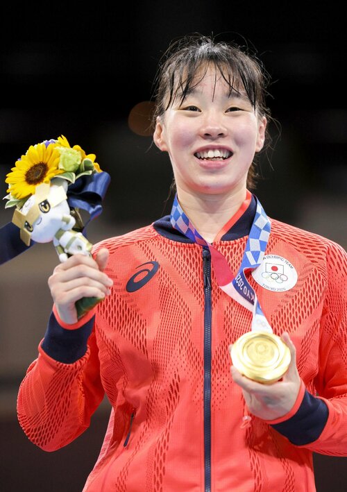 東京五輪ボクシング女子フェザー級で優勝し、表彰式で金メダルを持つ入江さん＝２０２１年８月、両国国技館