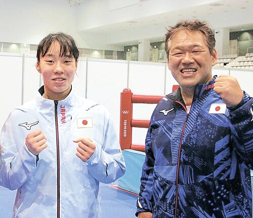入江さん（左）とシュガーナックルボクシングジムの伊田会長