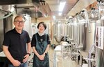 中井社長（左）と次女のあかねさん＝大阪市中央区の「船場ビール工場」