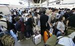 　ゴールデンウイークで混雑するＪＲ東京駅の新幹線ホーム＝３日