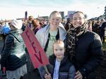 　アイスランド・レイキャビクで行われた女性のストライキに参加した親子。参加者は暴力や男性優位の社会に抗議するプラカードなどを手にした＝２０２３年１０月（撮影・松井勇樹、共同）