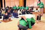 地震の揺れから身を守る方法を教わる児童たち＝１７日、新温泉町桐岡の照来小