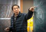 　公民館で開かれた中国帰国者向けの日本語教室で教える劉計林＝２０２４年１月、広島市