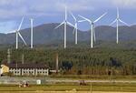 　青森県内の森林に設置されている風車＝２０２３年１０月