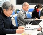 避難計画の見直しについて要請する会のメンバーら＝２３日、鳥取県庁