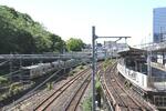 　左手に王子駅を通過する湘南新宿ラインの電車。その右側に東北線の複線、京浜東北線の線路とホームが並ぶ。左奥の緑は飛鳥山公園