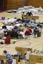 　能登半島地震で被災した石川県輪島市の避難所で過ごす人たち＝１月