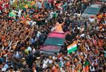　インド・バラナシで集まった支持者に手を振るモディ首相＝２０１９年４月（ＡＰ＝共同）