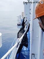 　中国海警局の船から放水を受け、ねじ曲がったフィリピン沿岸警備隊の巡視船の手すり（沿岸警備隊提供・共同）