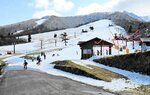 雪不足に悩まされたスキー場。ゲレンデには雪面が広がるが、道は地面が見える状態となっている＝１月２２日、大山町大山のだいせんホワイトリゾート