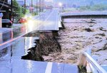 濁流に削られて崩落した国道４８２号＝１５日午後６時４６分、鳥取市用瀬町別府