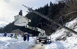 倒壊した電柱の復旧に当たる作業員ら＝１月２６日、石川県能登町（中電工提供）