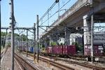 　上中里駅の近くで新幹線の高架をくぐって山手貨物線と合流し、王子駅方面へ進む貨物列車