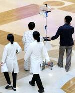　１９日、ソウルの大学病院内を歩く患者と医療関係者ら（聯合＝共同）