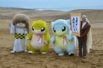 ポケットモンスターのキャラクター「サンド」を活用した観光キャンペーンの開始をアピールする平井知事（右）ら＝２０１８年、鳥取市の鳥取砂丘
