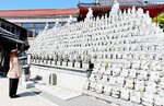 石段を上ると、計５１８体の羅漢像が迎えてくれる＝鳥取県北栄町瀬戸の大成山観音寺