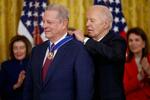 　米ホワイトハウスでゴア元副大統領（左）に大統領自由勲章を授与するバイデン大統領＝３日、ワシントン（ゲッティ＝共同）