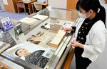 中田氏や岸本氏に関する資料などを展示する特設コーナー＝鳥取市の鳥取県立図書館