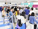 航空券を受け取る乗客の列、運航再開から半年を迎え、利用者の動向に変化も＝１９日、境港市の米子鬼太郎空港