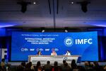 　国際通貨金融委員会（ＩＭＦＣ）の会合後、記者会見するＩＭＦの幹部ら＝１９日、ワシントン（ロイター＝共同）