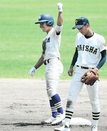 １回戦・米子松蔭―大社　米子松蔭は十回、無死満塁から浜田が右越え２点適時二塁打を放ち、塁上で左手を掲げる＝松江市営野球場