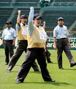 　甲子園球場で開催された全国審判講習会。女性審判が初めて参加した＝１３日、兵庫県西宮市