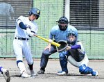 決勝・米子松蔭－鳥取城北　鳥取城北は二回、２死一、三塁から小林が右翼席に３点本塁打を放ち、４－０とリードを広げる＝どらドラパーク米子