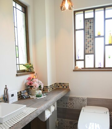 
【トイレ】木製格子やステンドグラス、クラシカルなタイルが温もりを感じさせる

 

