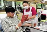 鳥取大で学内献血を受ける学生（左）ら＝２０２３年５月、鳥取市湖山町南４丁目の鳥取大