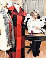 古い着物をほどいてストールやジャンパースカートなどにリメークする加藤代表＝昨年１２月、鳥取市二階町１丁目のミシンアート紡