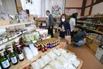 　石川県珠洲市で営業を再開した「道の駅すずなり」で、買い物を楽しむ客ら＝２８日午前