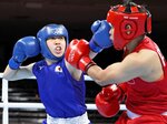 東京五輪ボクシング女子フェザー級決勝でフィリピンの選手（右）を攻める入江さん＝２０２１年８月、両国国技館