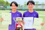 男子で優勝した（左から）佐々木・下田組＝ヤマタスポーツパーク庭球場