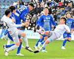 ガイナーレは終盤に西田（手前右）がゴールに迫るも１点が遠かった＝２５日、愛媛県今治市の里山スタジアム