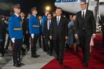 　７日、セルビアの首都ベオグラードの空港に到着しブチッチ大統領（右）の歓迎を受ける中国の習近平国家主席（セルビア大統領府提供、ＡＰ＝共同）