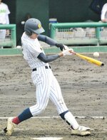 準々決勝・米子東―鳥取城北　鳥取城北は三回、１死一塁から石黒が中越え本塁打を放ち３－０とリードを広げる＝ヤマタスポーツパーク野球場