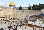 　エルサレム旧市街にあるユダヤ教聖地「嘆きの壁」。左上はイスラム教聖地「岩のドーム」＝２０１７年１月（共同）