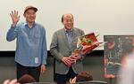 　上映会で舞台あいさつした松倉大夏監督（左）と１５代沈壽官さん＝２０２３年１２月、鹿児島市