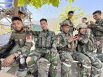 　ミャンマー北西部チン州テイザーンで任務中に休憩する「チン防衛隊（ＣＤＦ）」の兵士ら。前列左から１８歳、１９歳、２５歳、２０歳＝３月１２日撮影（共同）