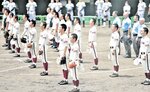 代替大会で優勝して校歌を斉唱する倉吉東高の選手ら＝２０２０年７月、ヤマタスポーツパーク野球場（当時）