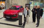 　４月１１日、モスクワのショッピングモールに展示された中国製自動車を見る市民ら（ゲッティ＝共同）