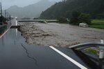 濁流に削られて崩落した国道４８２号線＝１５日午後６時４６分、鳥取市用瀬町別府