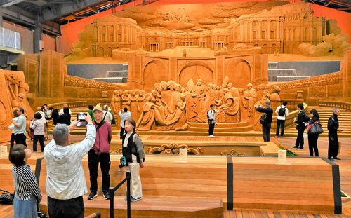 大勢の観光客でにぎわう館内＝１９日、鳥取市福部町湯山の鳥取砂丘砂の美術館