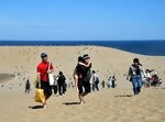 裸足になって砂丘を歩く観光客ら＝５日、鳥取市福部町湯山の鳥取砂丘