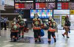 　不審物の通報があったＪＲ京都駅に集まった消防隊員ら＝５日午後５時３２分