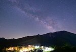  大山上空にたなびく天の川＝４日午前１時５５分ごろ、鳥取県大山町大山 