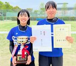 女子で優勝した（左から）仲倉理・松原組＝ヤマタスポーツパーク庭球場