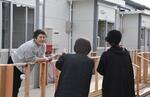 　知人と話し込む高野幸子さん（左）＝４月、石川県珠洲市