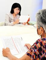 サンショウウオの気持ちを想像しながら朗読する参加者