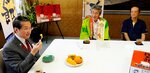高い糖度を記録した輝太郎を試食する平井知事＝９日、鳥取県庁